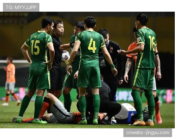 场边通讯：阿尔特塔与哈维场边激烈争执，主裁各出示一张黄牌