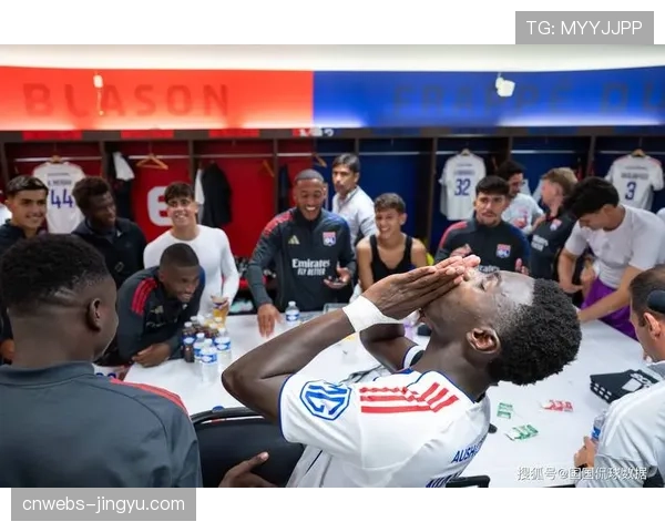 实时:马赛vs雷恩,比赛因球迷向场内投掷烟火中断15分钟 实时:马赛vs雷恩,比赛因球迷向场内投掷烟火中断15分钟